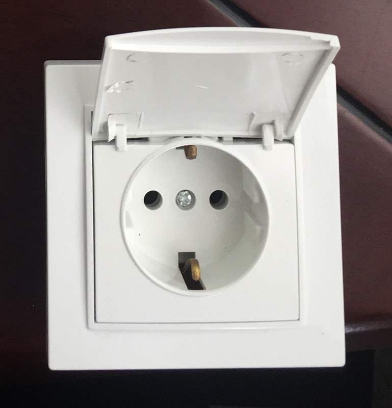European Style Socket with Earthing with Protection F3029