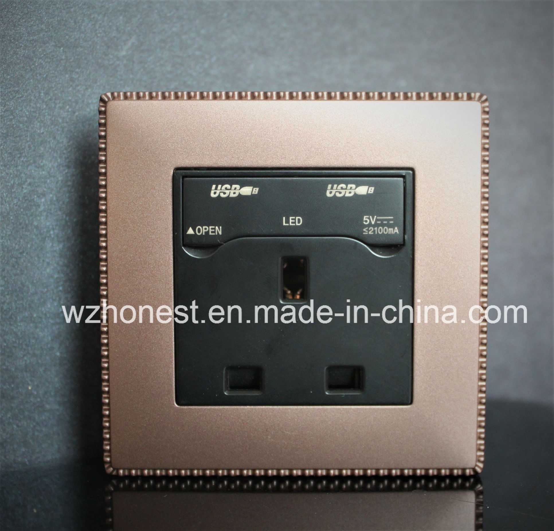 British 13A USB Socket with Double USB Charging Ports, 2100mA USB Port