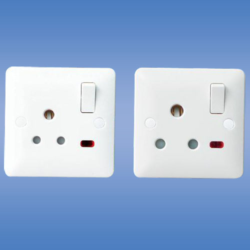 British Standard 15AMP 1 Gang Switched Round Pin Socket (Z428, Z429)
