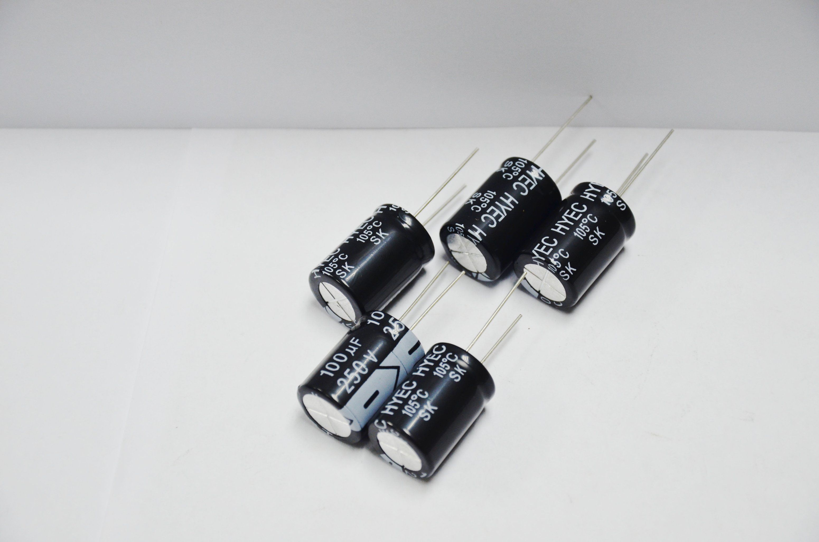 High Quality Sk Radial Type Aluminum Electrolytic Capacitor 2000h 105c