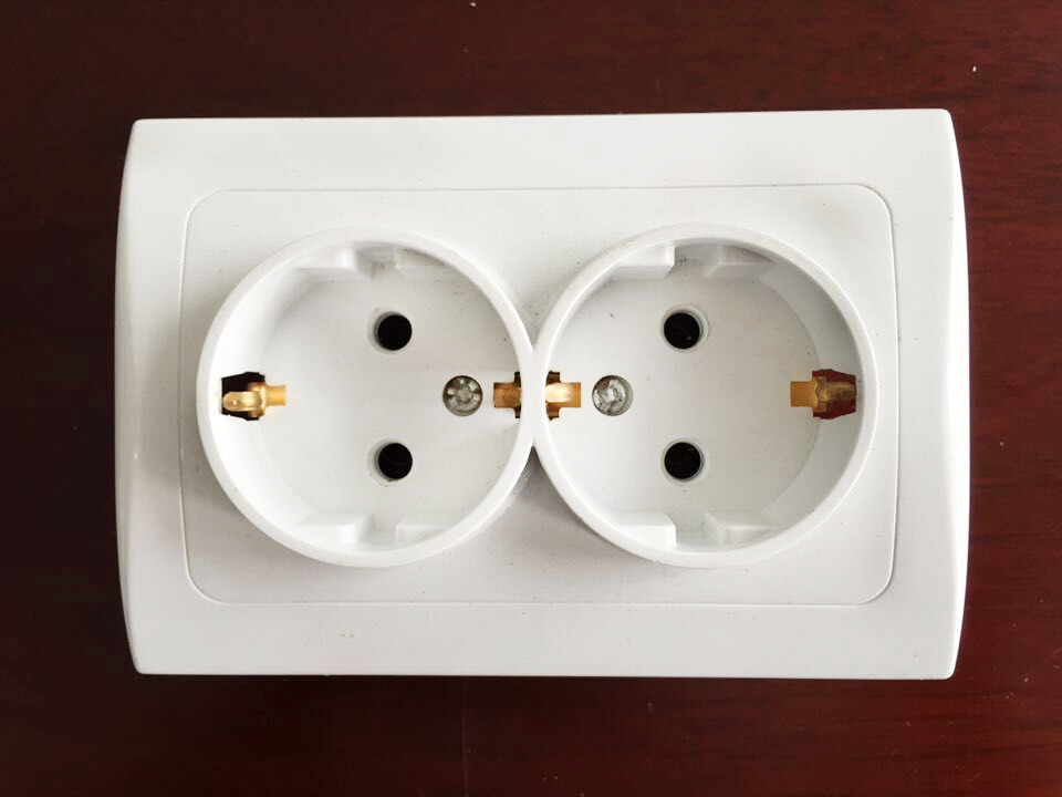 European Style Socket Double with Earthing Q8128