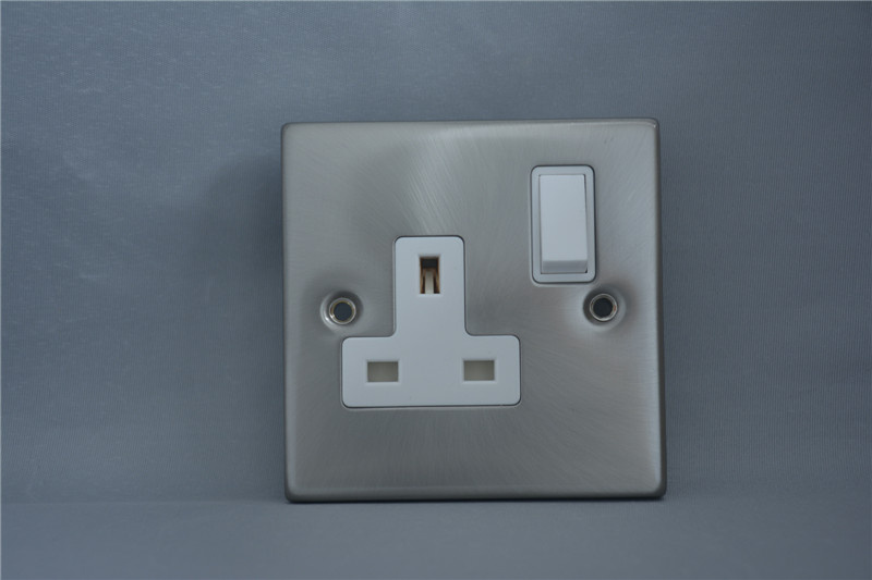 T409 Fb 13A 1 Gang Switched Socket, Double Pole
