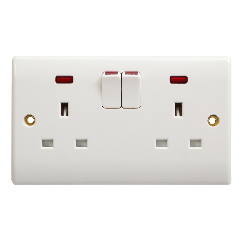 Double 13A 6 Pole 3 Falt-Pin Switch Socket with Light