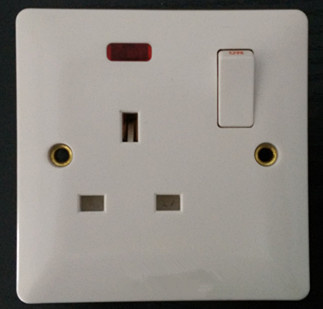 BS 1363 13AMP 1gang Switched Socket with Single Pole with Neon