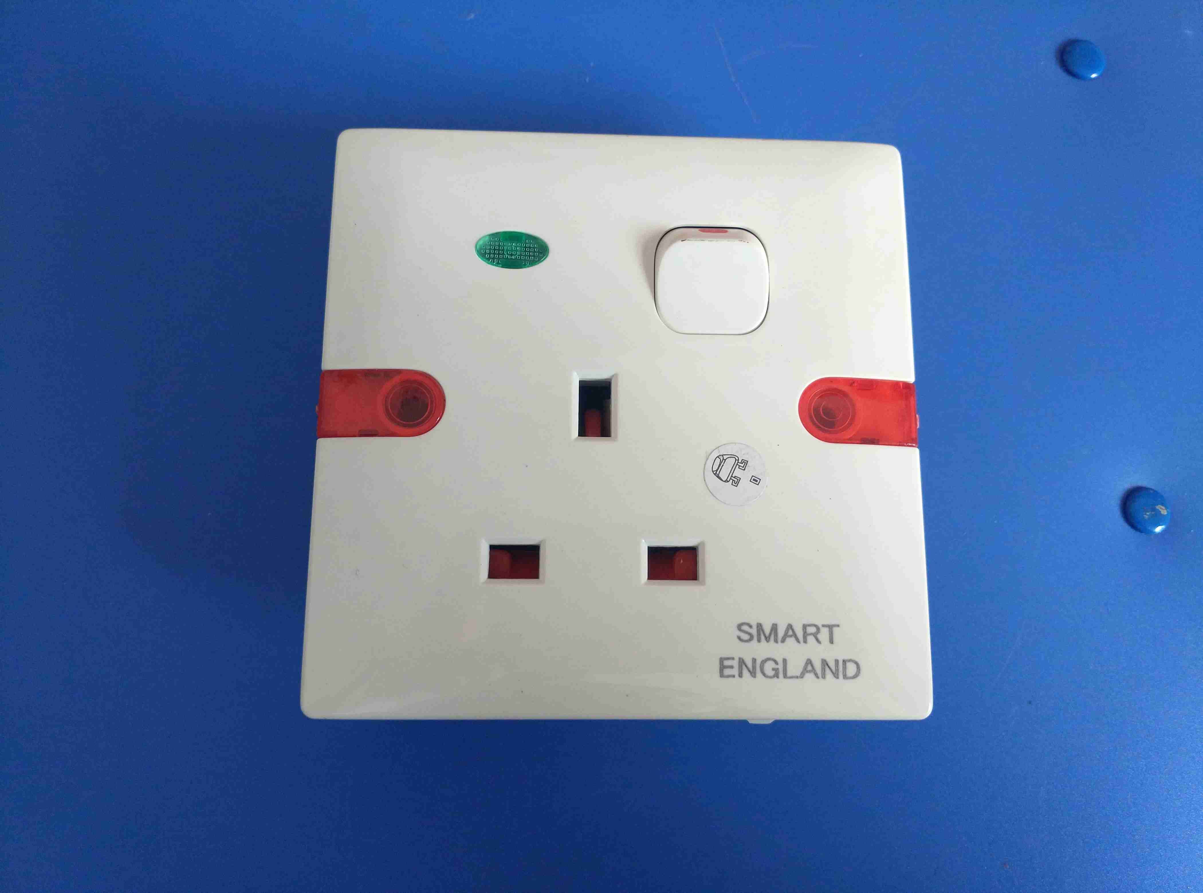 UK Style ABS Shell Copper Contact Wall Socket (W-102)