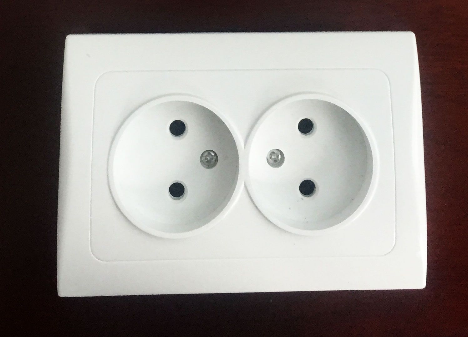 European Double Socket Outlet Q8102