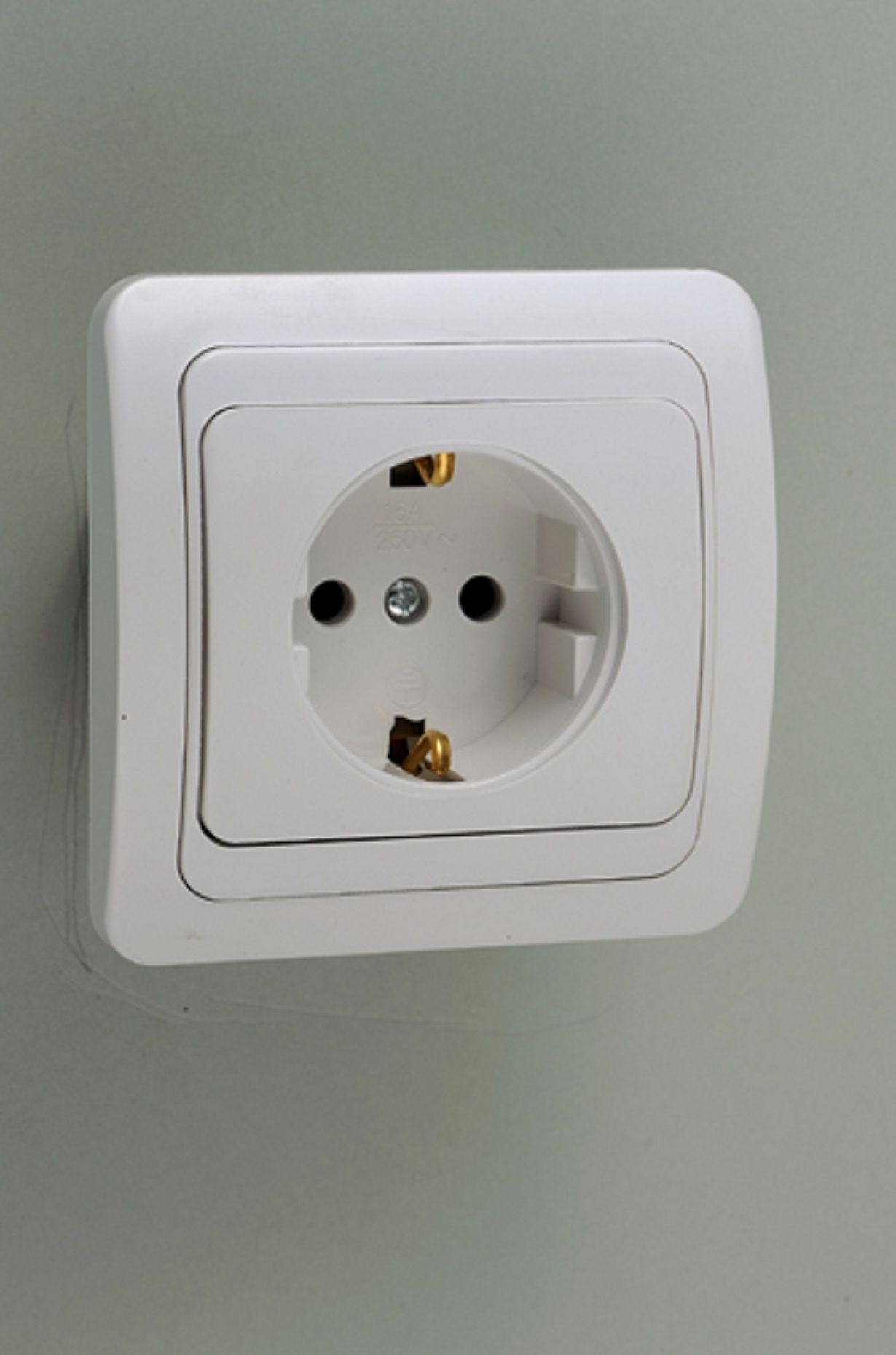 European Style Socket with Earthing 2028