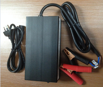 Quawin Auto 12V 18A Battery Charger